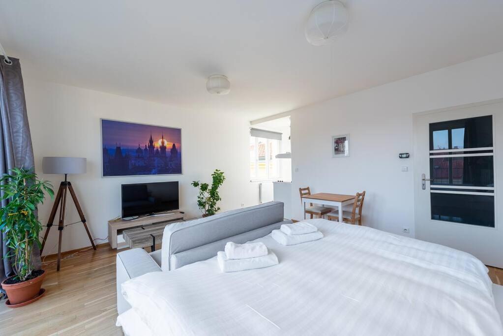 Sunny Safron apartment