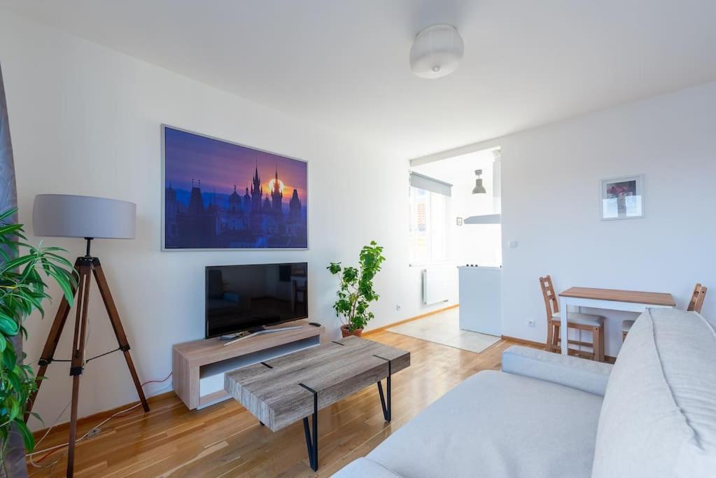 Sunny Safron apartment