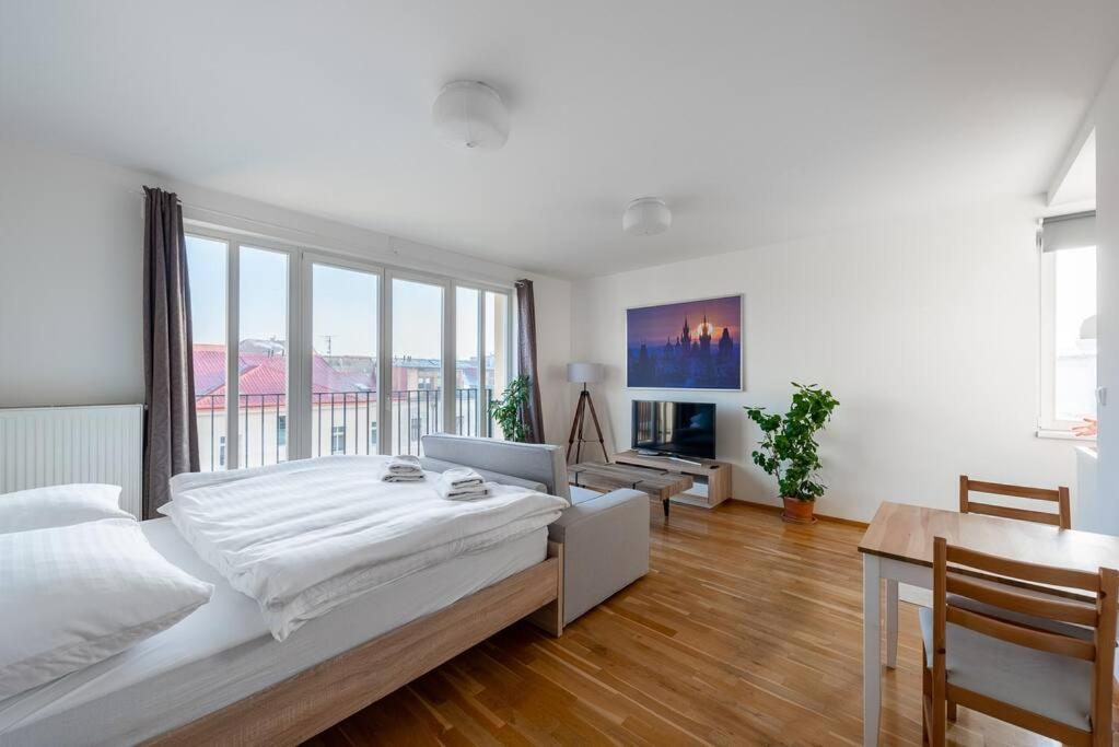 Sunny Safron apartment