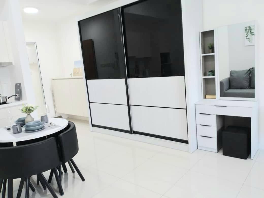 Chambers Residence Luxury Suites by Cozy Stay