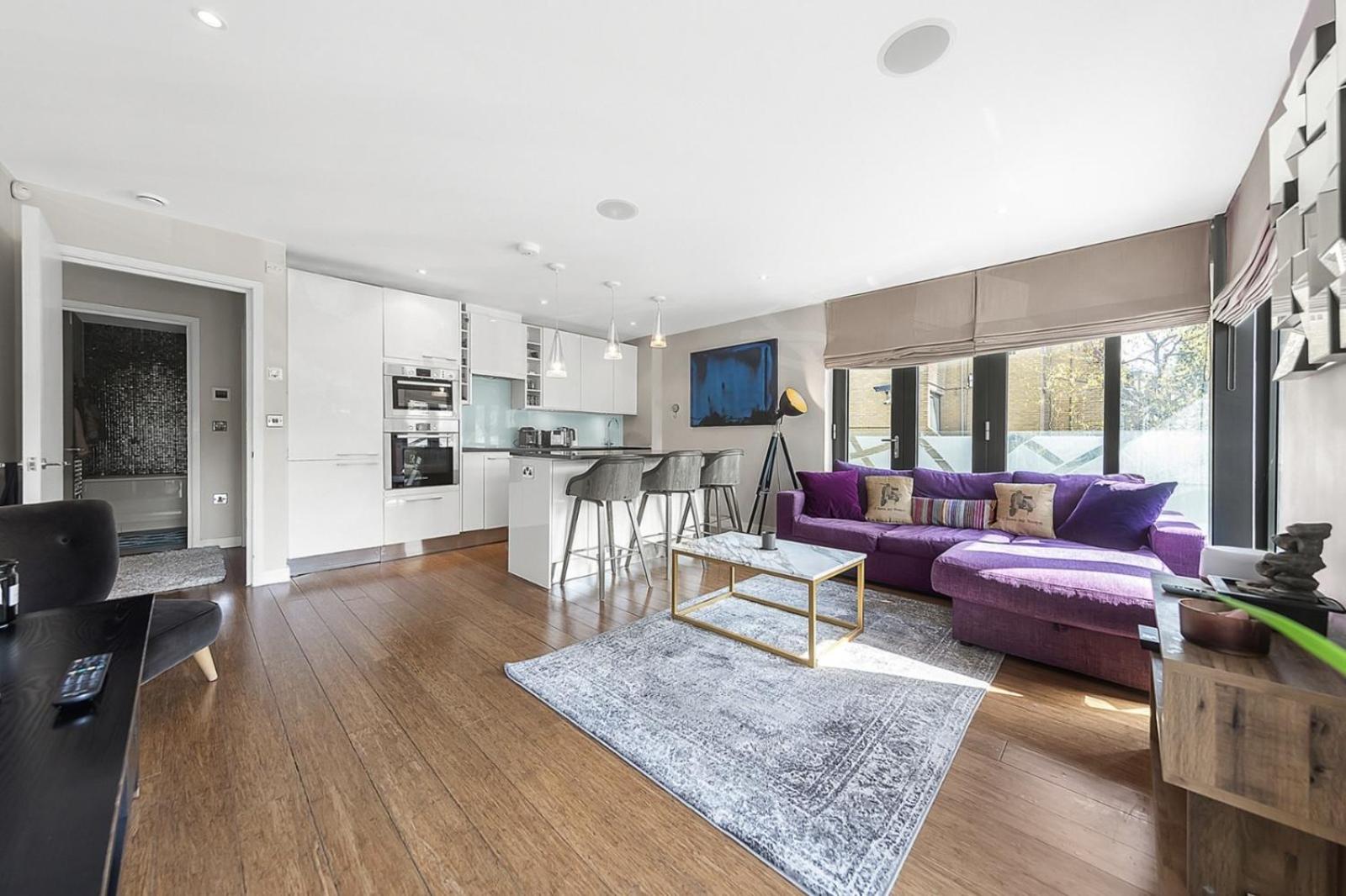 King beds apartment with en-suite, private balcony and elevator by iconic Portobello Market