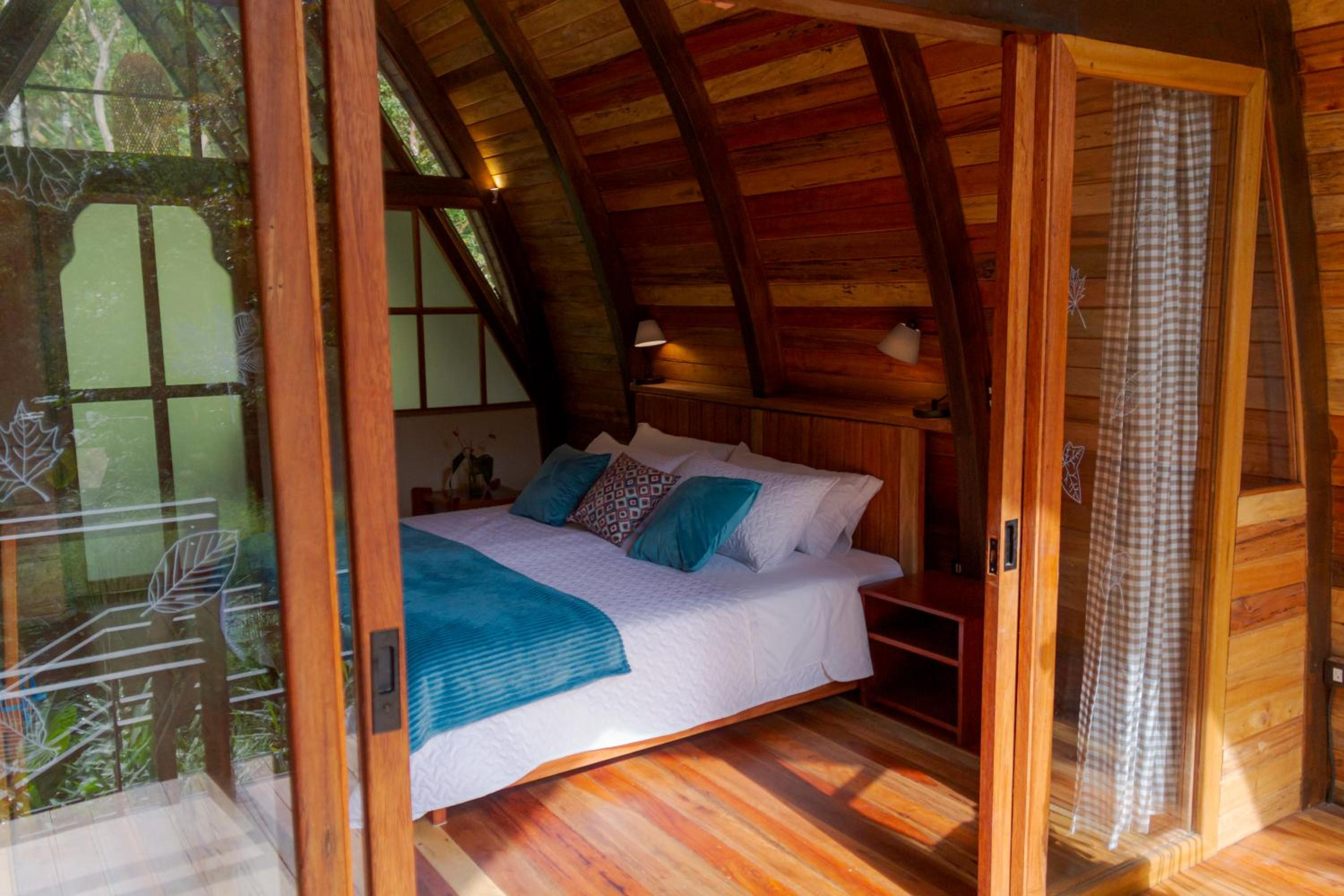 Sacha Urco Lodge -Private Cloud Forest Reserve in Mindo- 4x4 recommended March-April