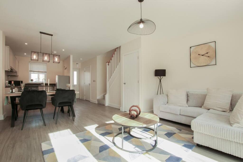 Luxury House By AR Properties Short Lets & Serviced Accommodation Colchester view 4