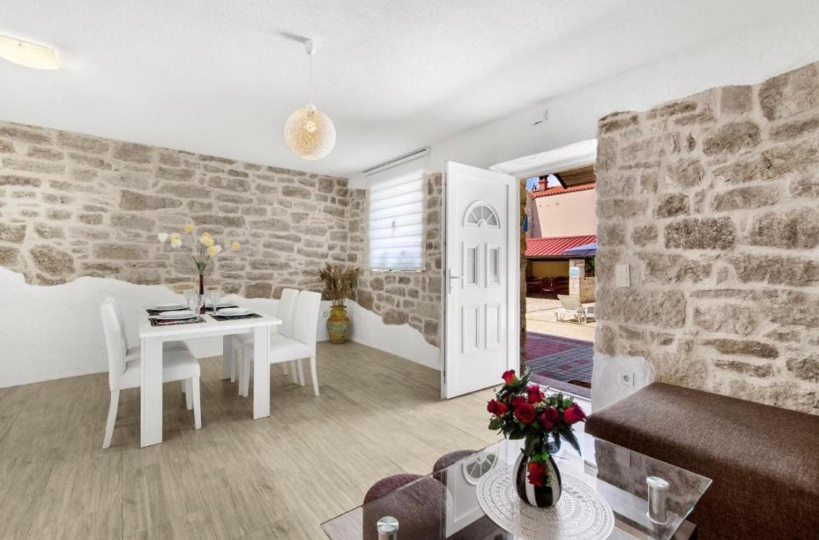 Holiday Houses Luan view 3