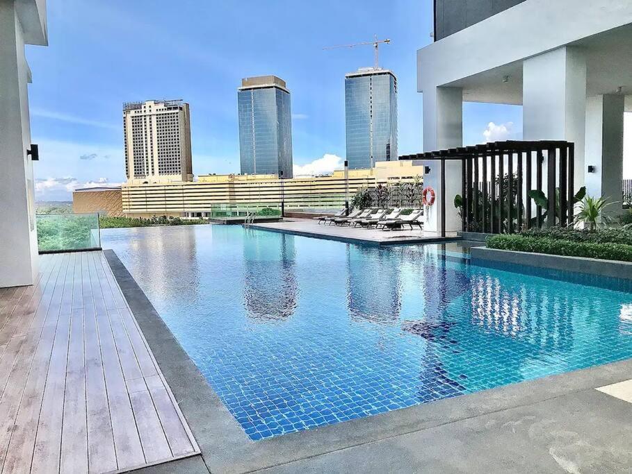 Mid Valley Southkey with Bathtub and Straits View for family toodlers 8 to 14pax