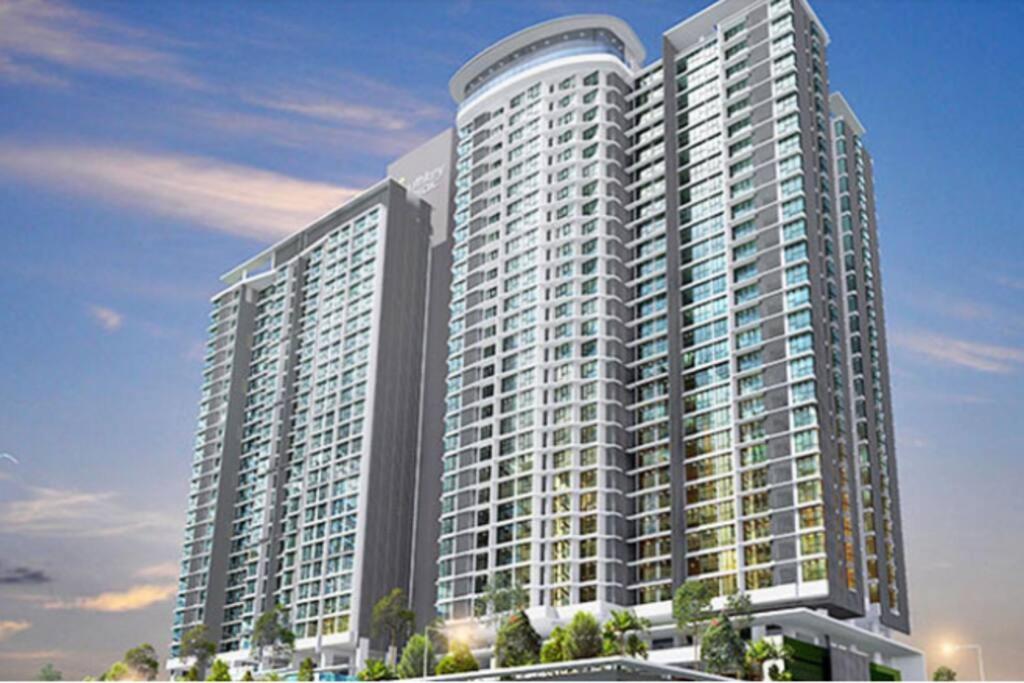 Mid Valley Southkey with Bathtub and Straits View for family toodlers 8 to 14pax