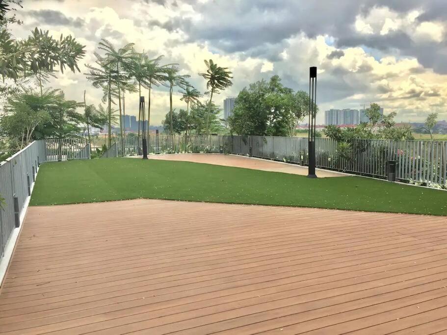 Mid Valley Southkey with Bathtub and Straits View for family toodlers 8 to 14pax
