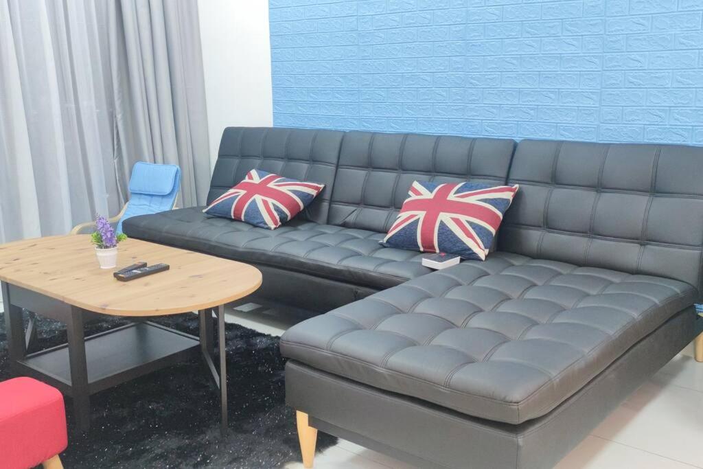 Mid Valley Southkey with Bathtub and Straits View for family toodlers 8 to 14pax