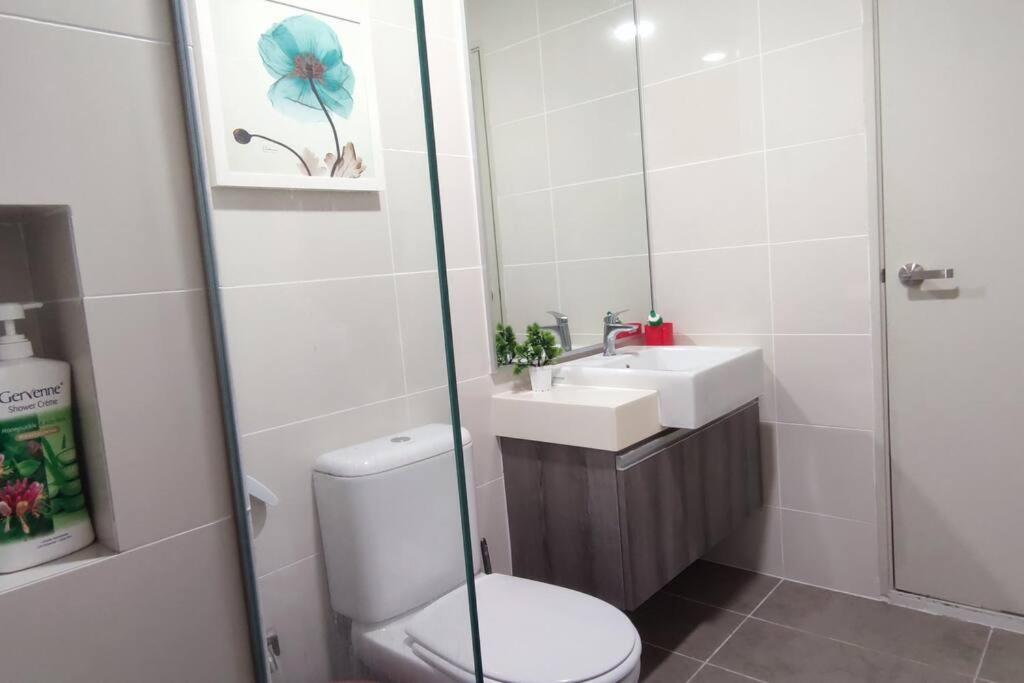 Mid Valley Southkey with Bathtub and Straits View for family toodlers 8 to 14pax