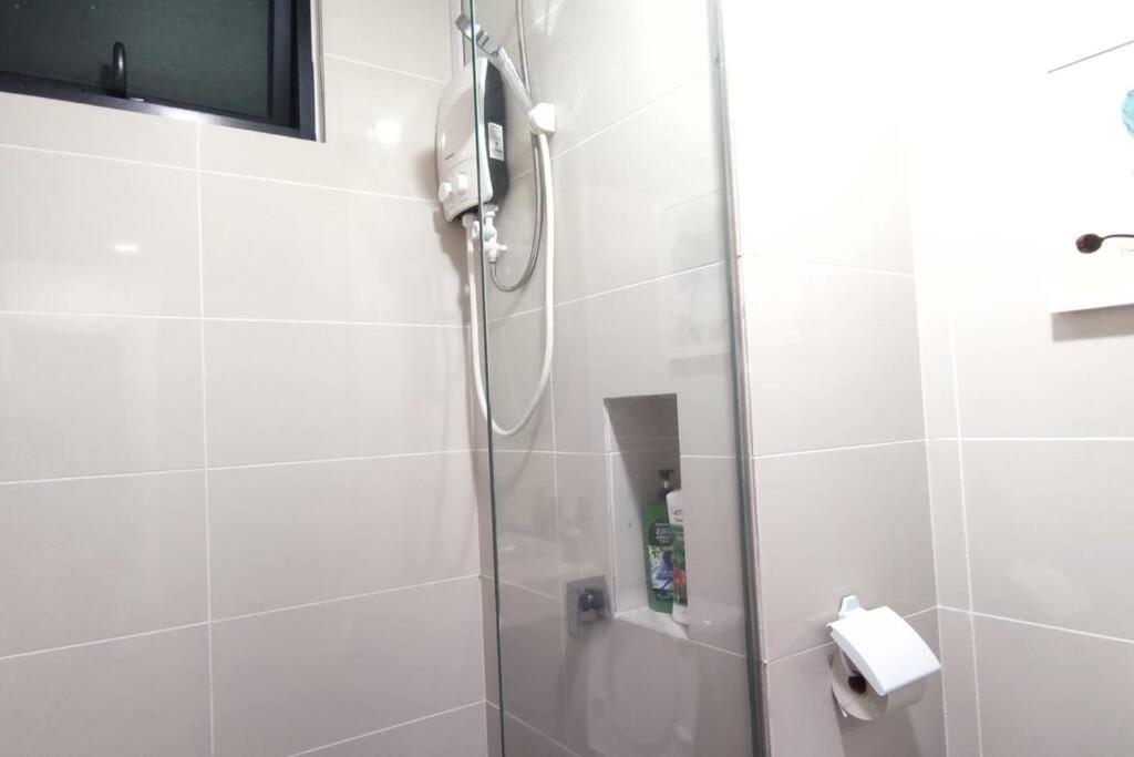 Mid Valley Southkey with Bathtub and Straits View for family toodlers 8 to 14pax