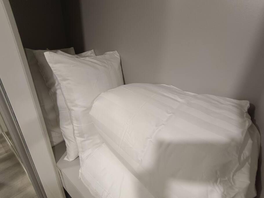 Mid Valley Southkey with Bathtub and Straits View for family toodlers 8 to 14pax