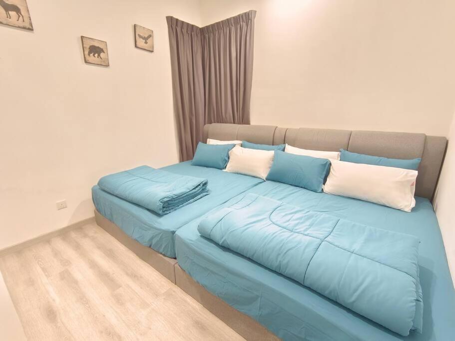 Mid Valley Southkey with Bathtub and Straits View for family toodlers 8 to 14pax