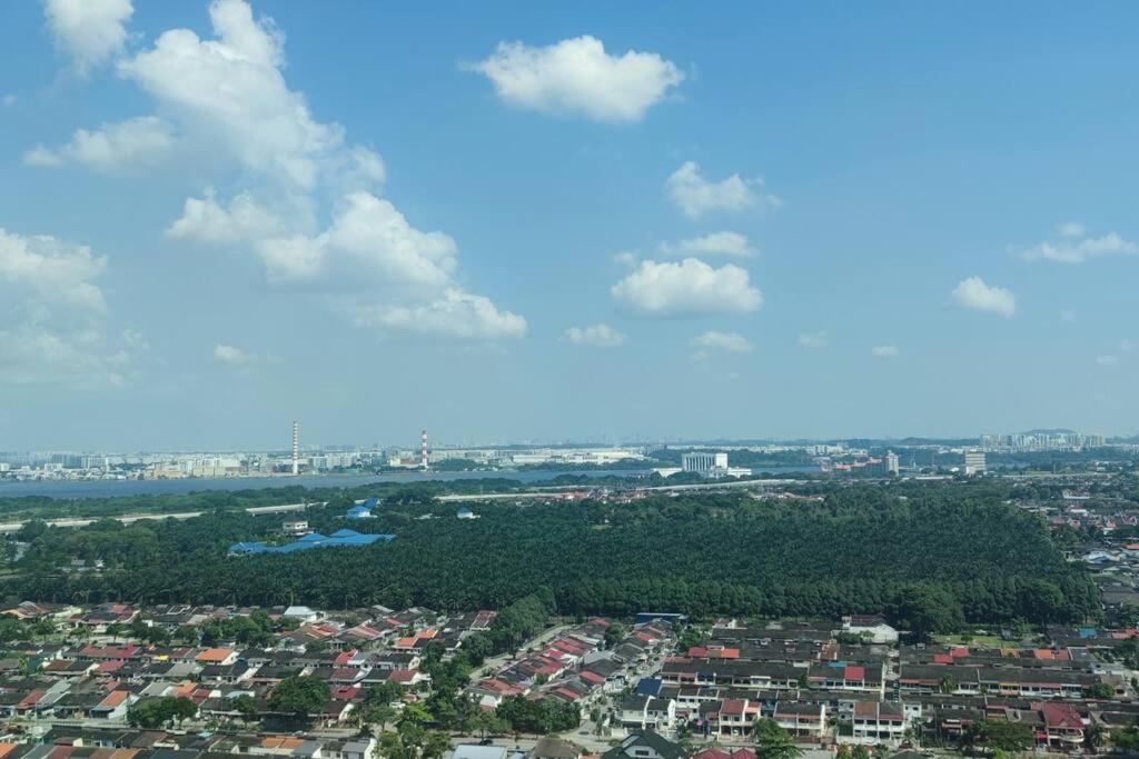 Mid Valley Southkey with Bathtub and Straits View for family toodlers 8 to 14pax
