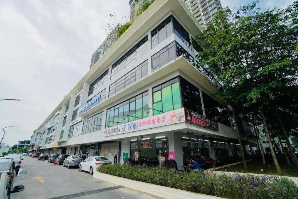 Mid Valley Southkey with Bathtub and Straits View for family toodlers 8 to 14pax