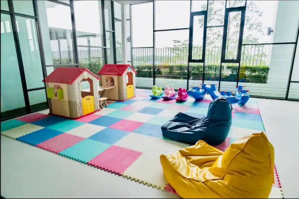 Mid Valley Southkey with Bathtub and Straits View for family toodlers 8 to 14pax