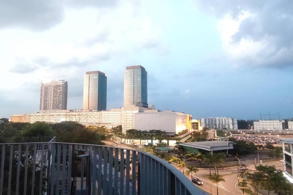 Mid Valley Southkey with Bathtub and Straits View for family toodlers 8 to 14pax