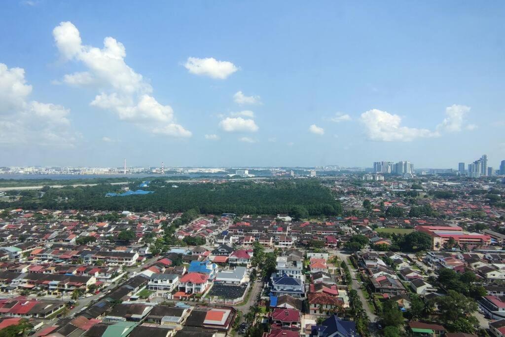 Mid Valley Southkey with Bathtub and Straits View for family toodlers 8 to 14pax