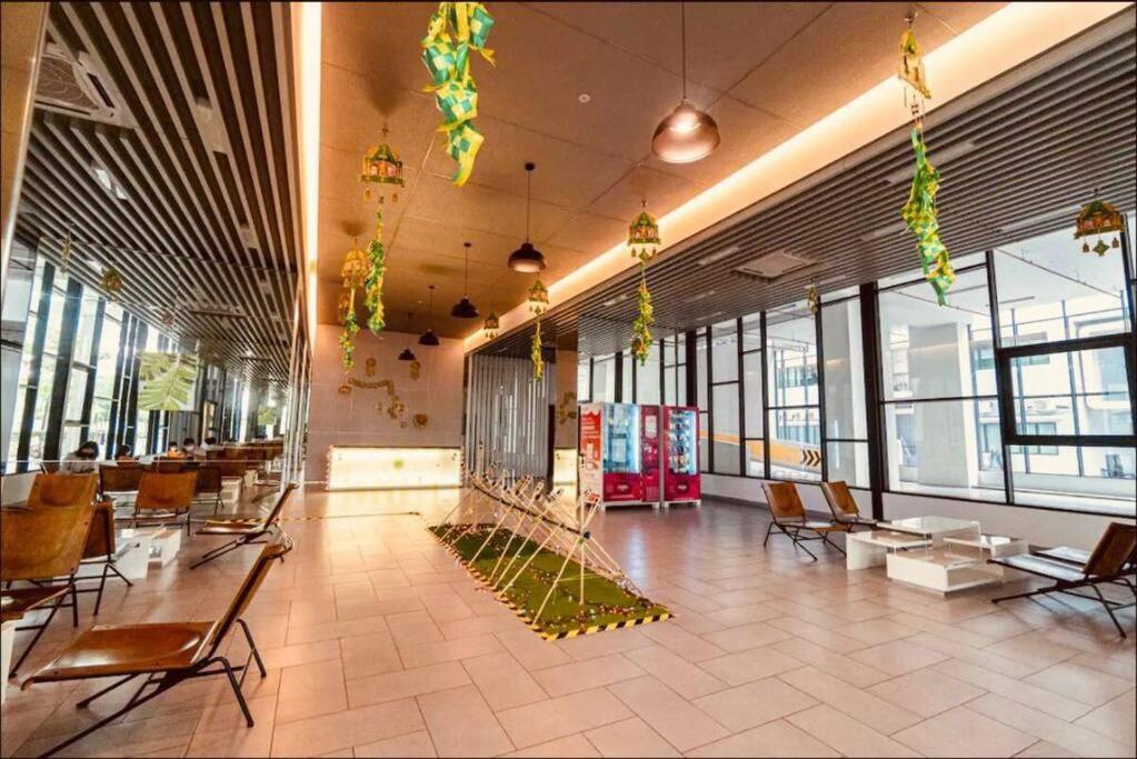 Mid Valley Southkey with Bathtub and Straits View for family toodlers 8 to 14pax