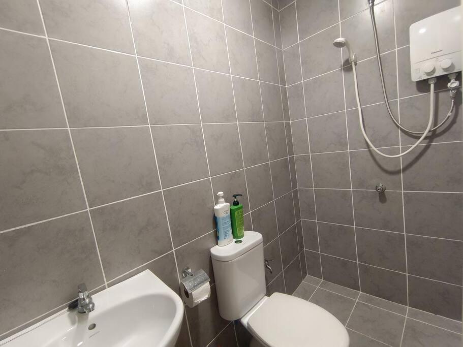Mid Valley Southkey with Bathtub and Straits View for family toodlers 8 to 14pax