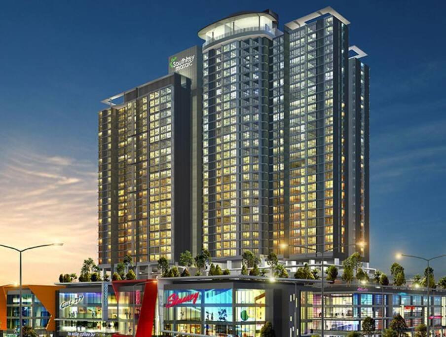 Mid Valley Southkey with Bathtub and Straits View for family toodlers 8 to 14pax