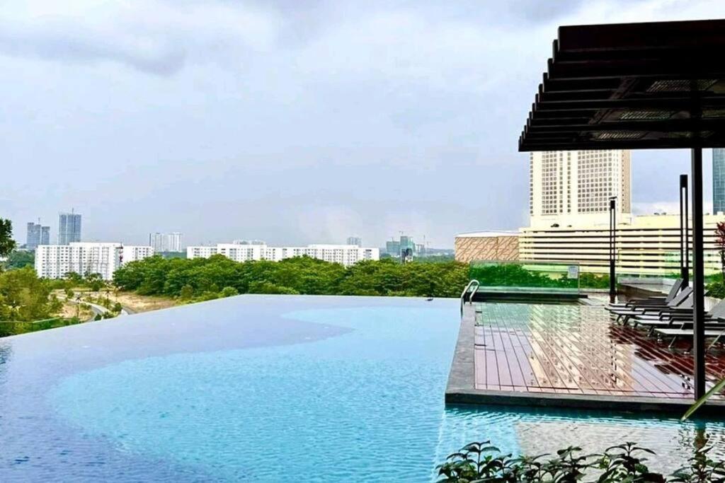 Mid Valley Southkey with Bathtub and Straits View for family toodlers 8 to 14pax