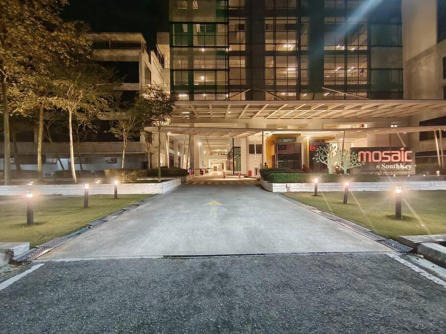 Mid Valley Southkey with Bathtub and Straits View for family toodlers 8 to 14pax