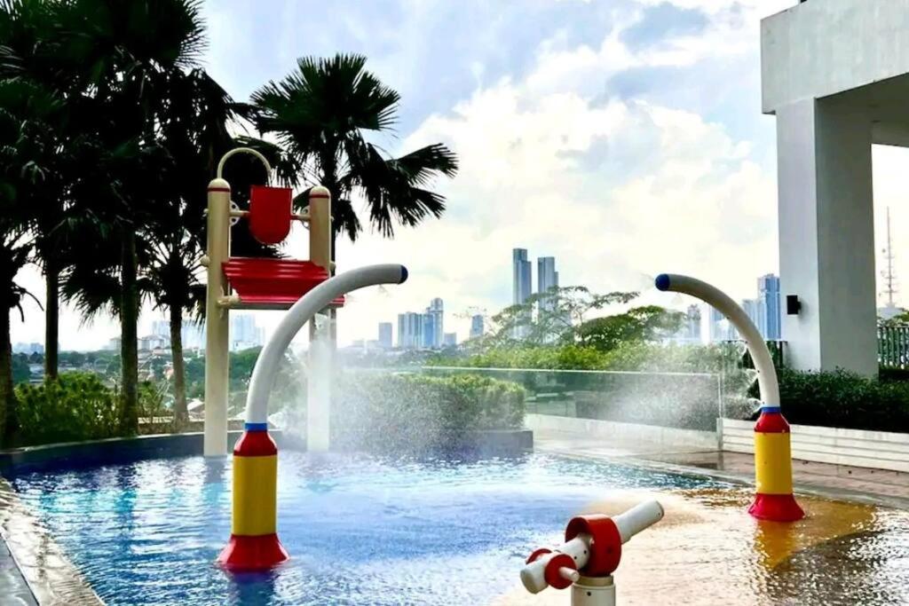 Mid Valley Southkey with Bathtub and Straits View for family toodlers 8 to 14pax