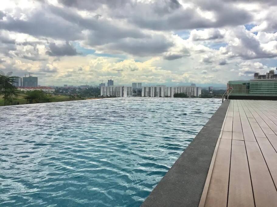 Mid Valley Southkey with Bathtub and Straits View for family toodlers 8 to 14pax