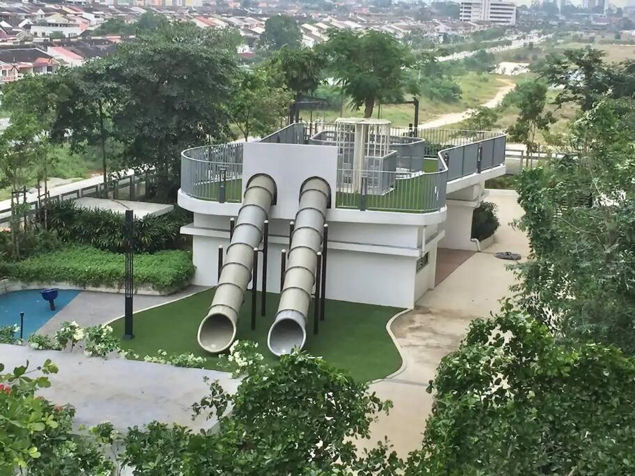 Mid Valley Southkey with Bathtub and Straits View for family toodlers 8 to 14pax