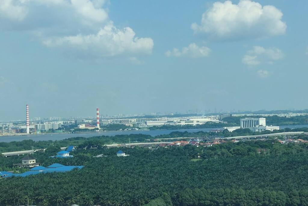 Mid Valley Southkey with Bathtub and Straits View for family toodlers 8 to 14pax