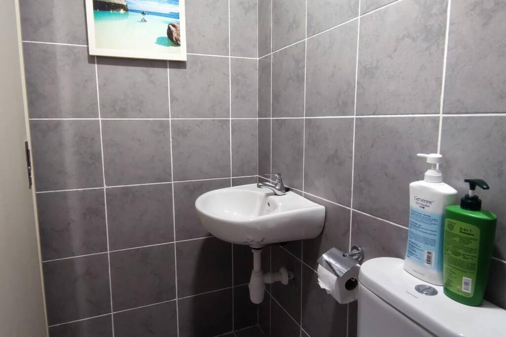 Mid Valley Southkey with Bathtub and Straits View for family toodlers 8 to 14pax