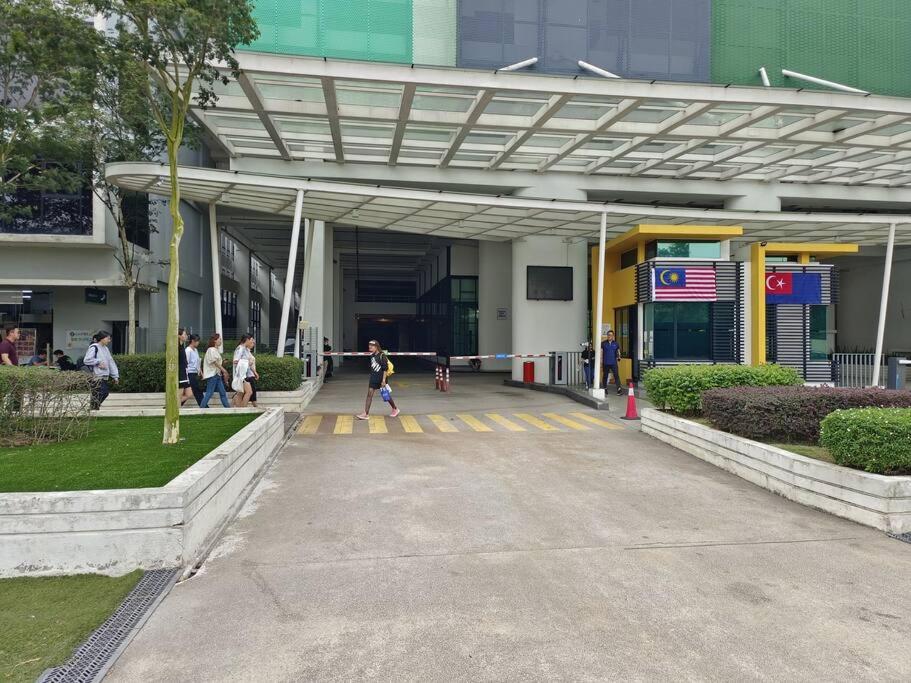 Mid Valley Southkey with Bathtub and Straits View for family toodlers 8 to 14pax