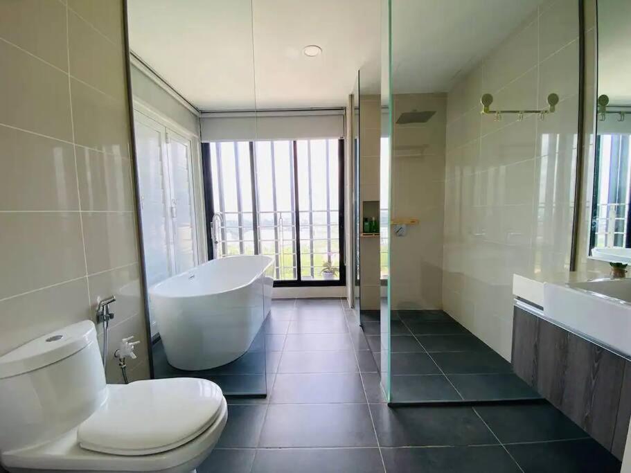 Mid Valley Southkey with Bathtub and Straits View for family toodlers 8 to 14pax
