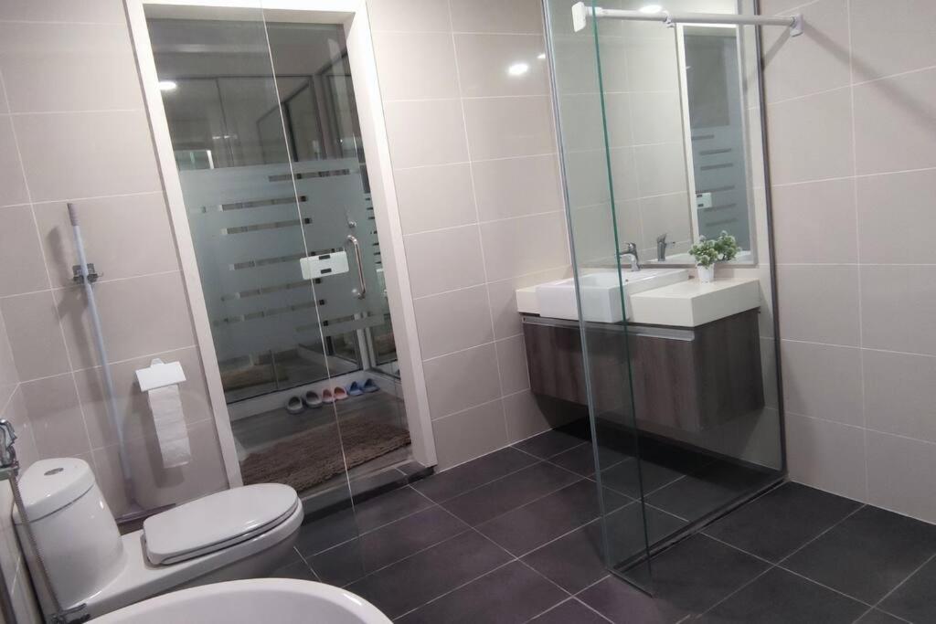 Mid Valley Southkey with Bathtub and Straits View for family toodlers 8 to 14pax
