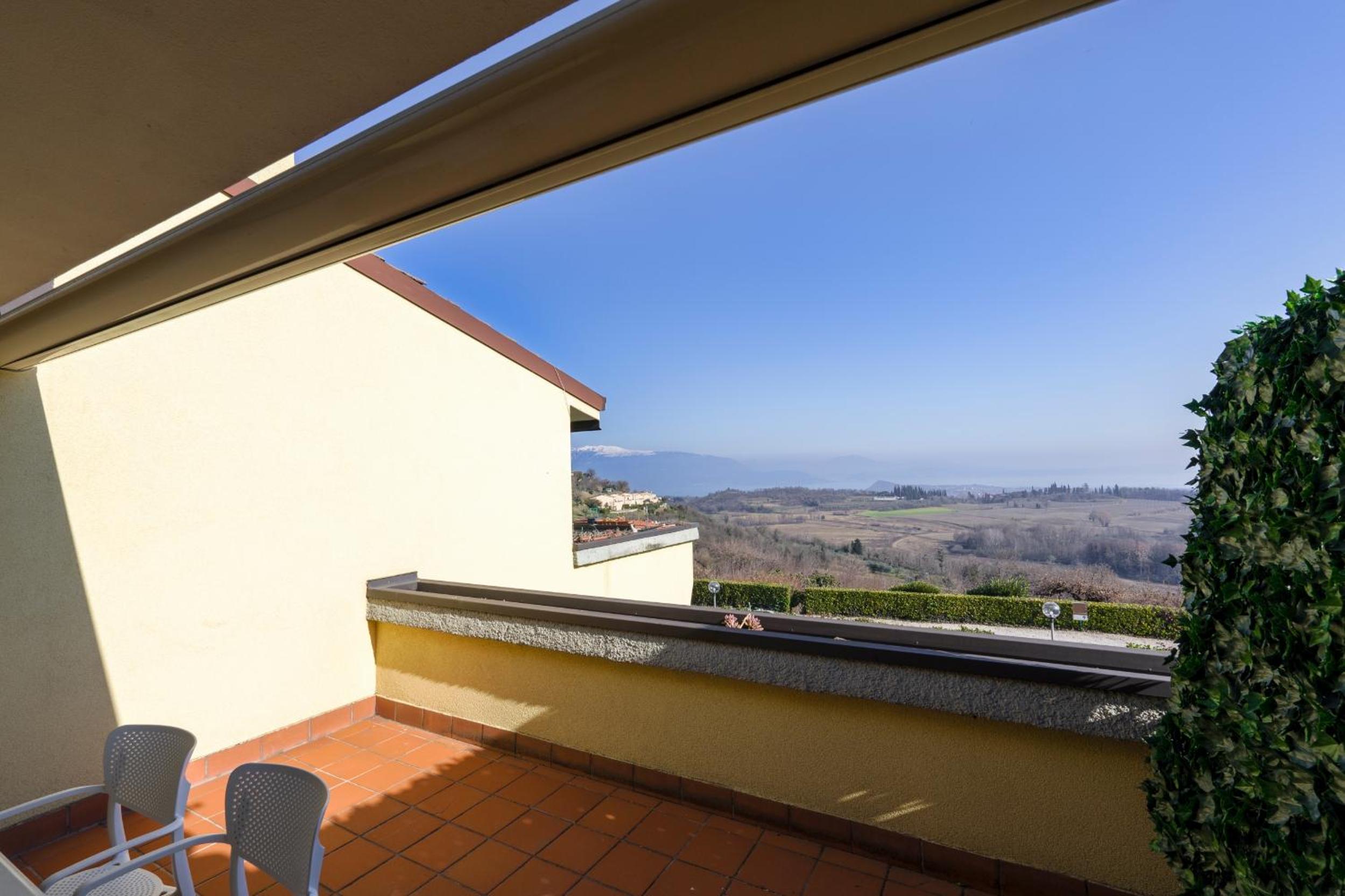 HOST4U - LISA&MAGGIE Pool Apartments with Beautiful View on Lake of Garda