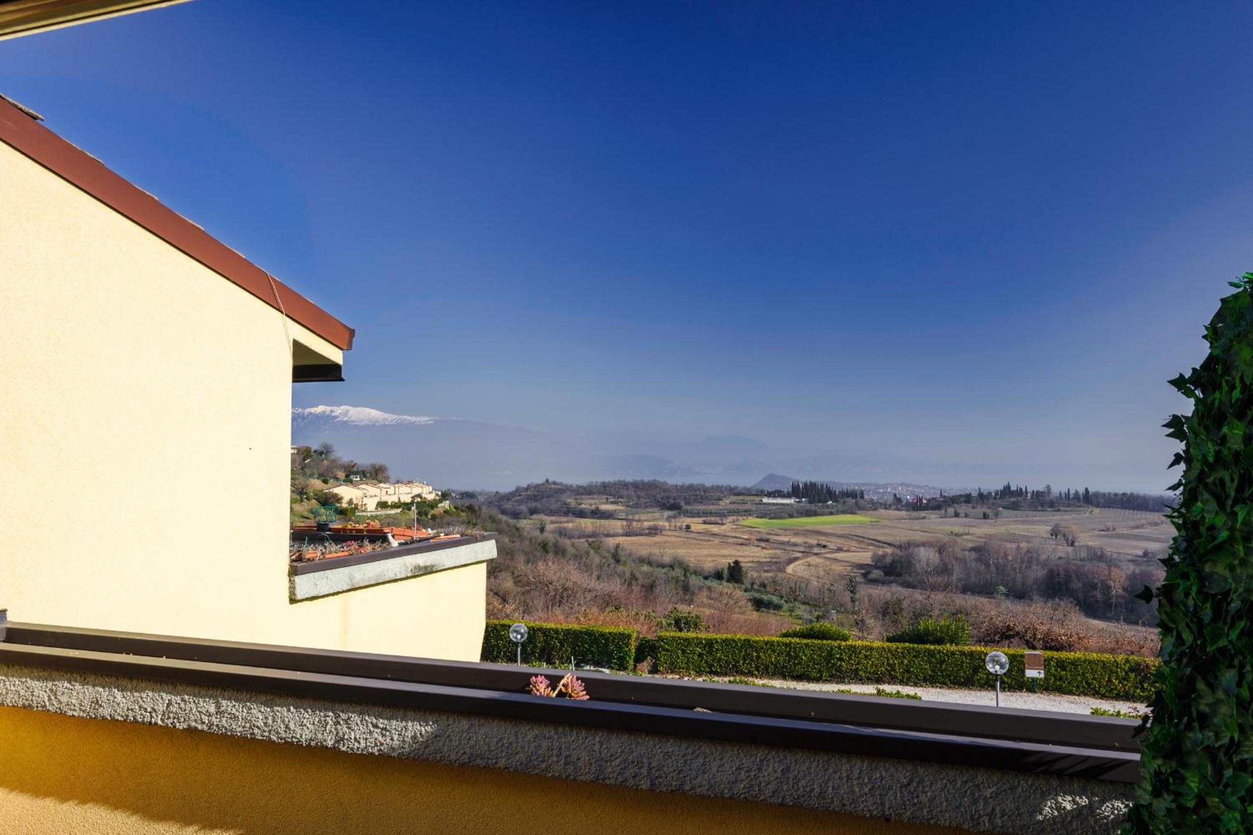 HOST4U - LISA&MAGGIE Pool Apartments with Beautiful View on Lake of Garda