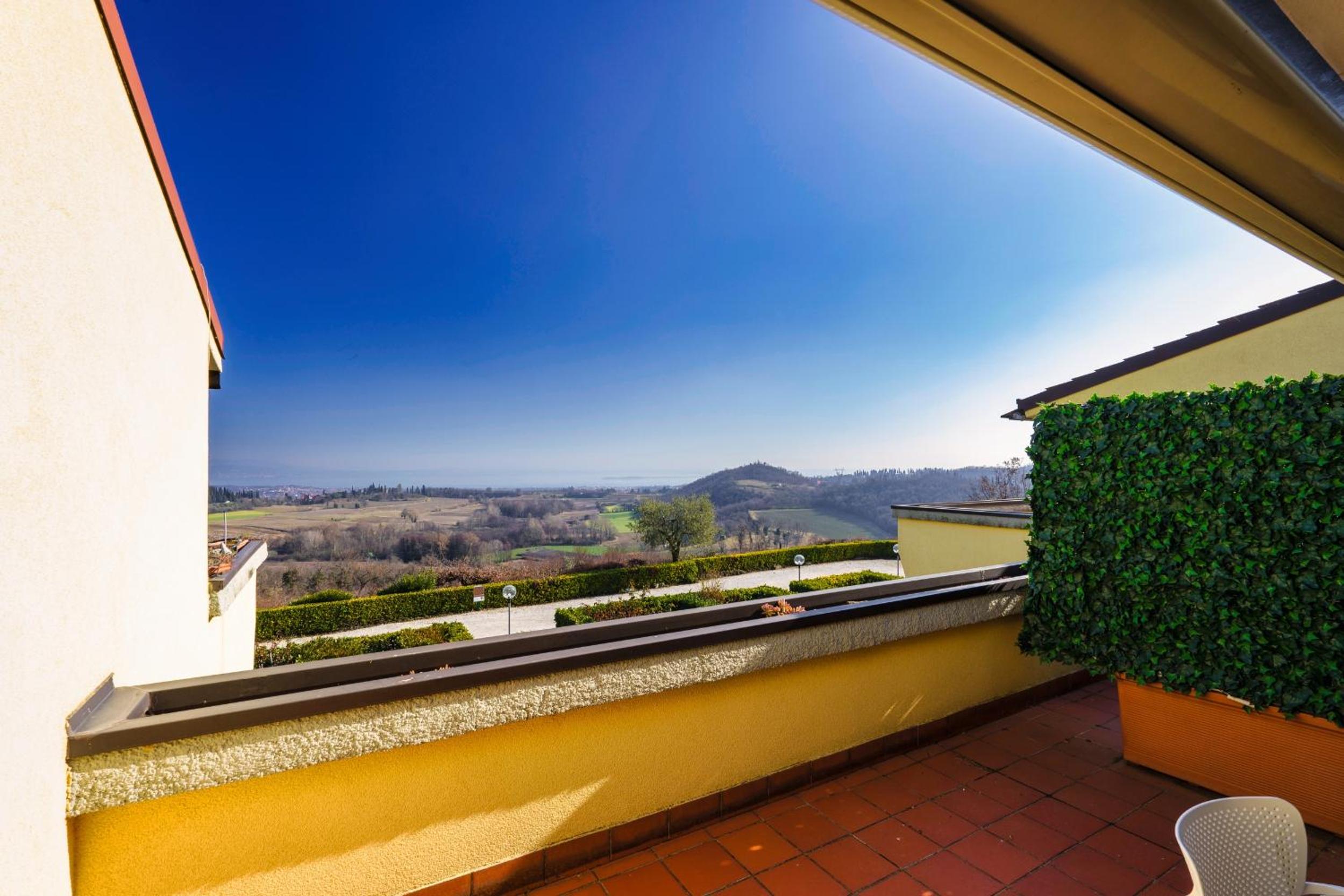 HOST4U - LISA&MAGGIE Pool Apartments with Beautiful View on Lake of Garda