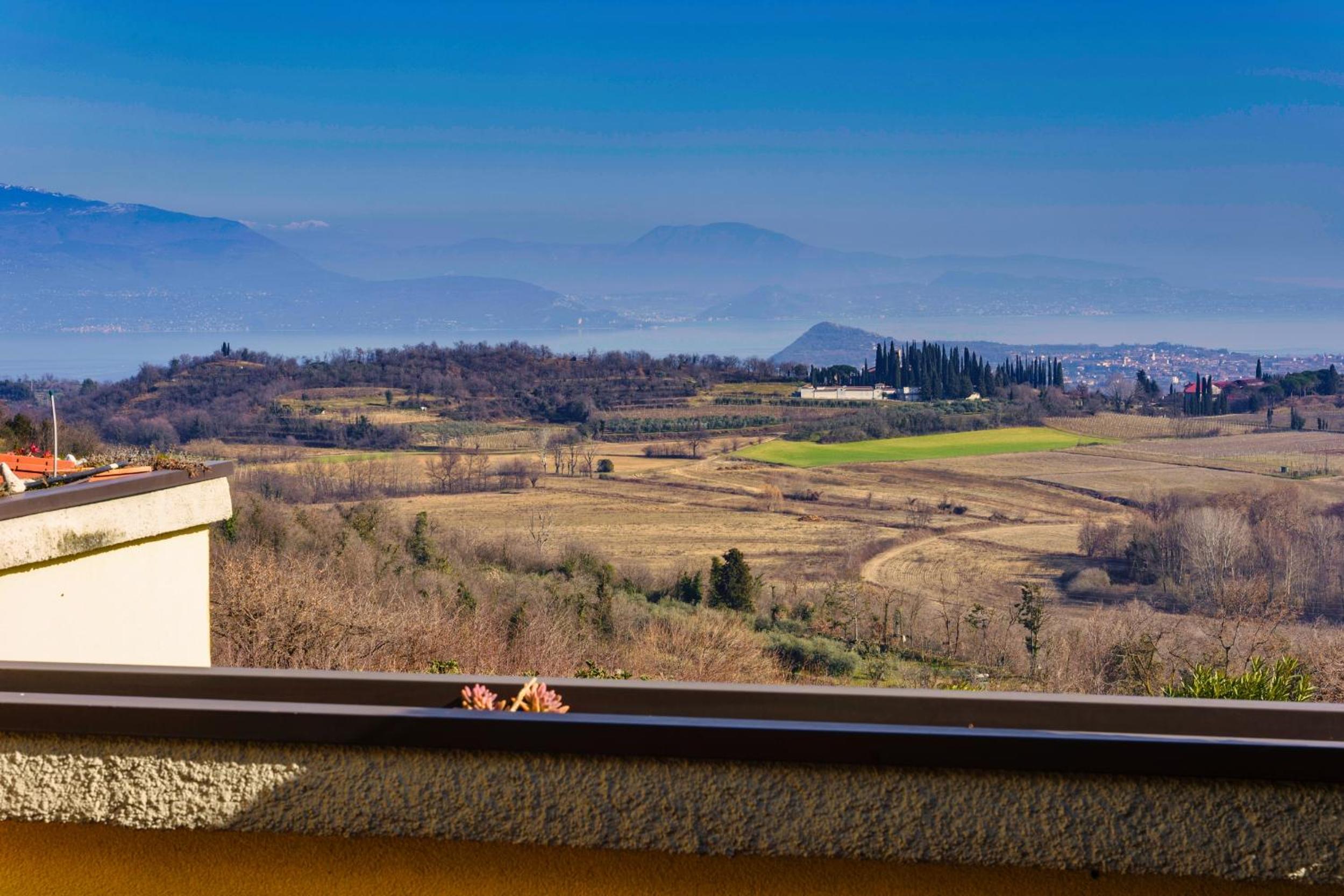 HOST4U - LISA&MAGGIE Pool Apartments with Beautiful View on Lake of Garda