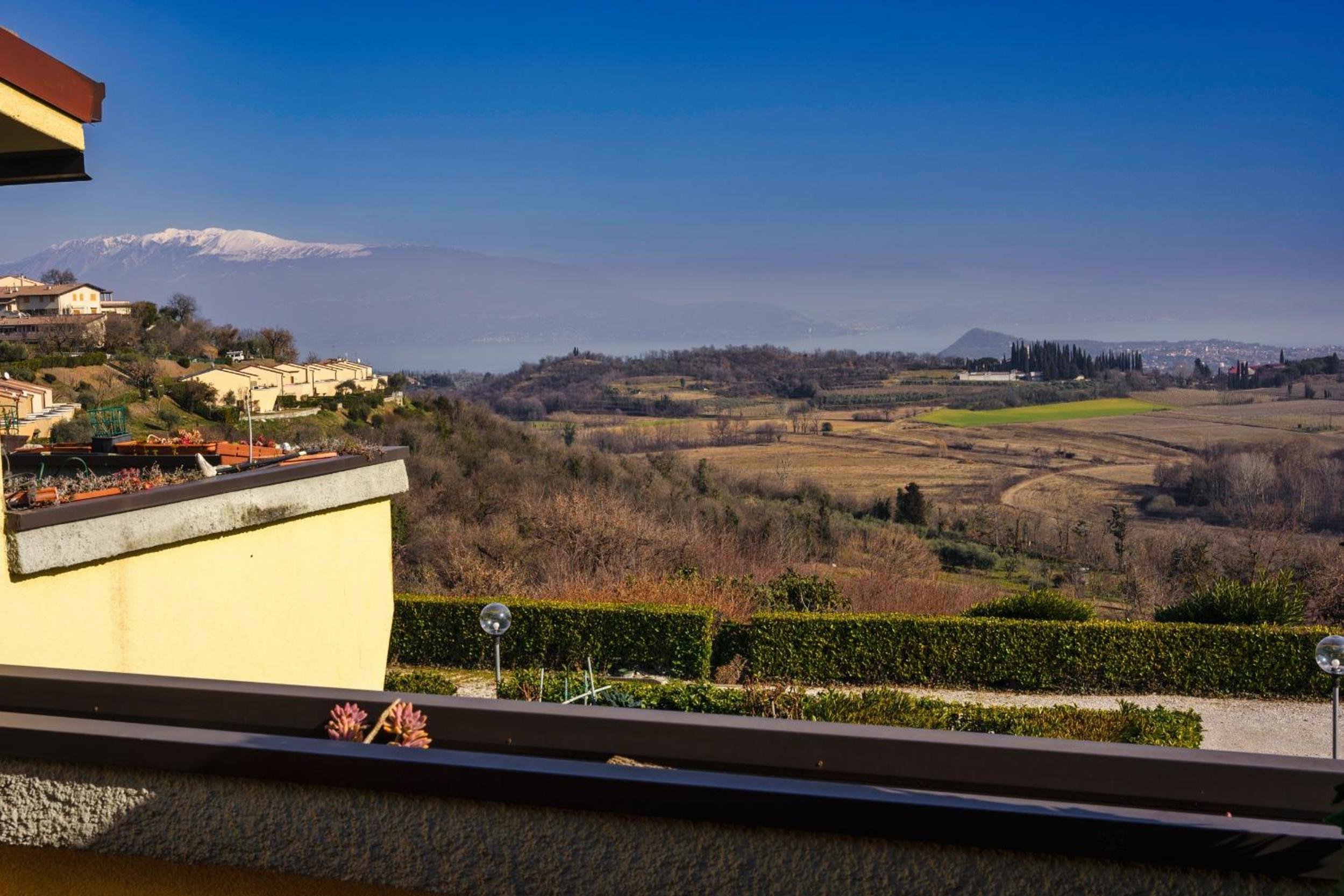 HOST4U - LISA&MAGGIE Pool Apartments with Beautiful View on Lake of Garda
