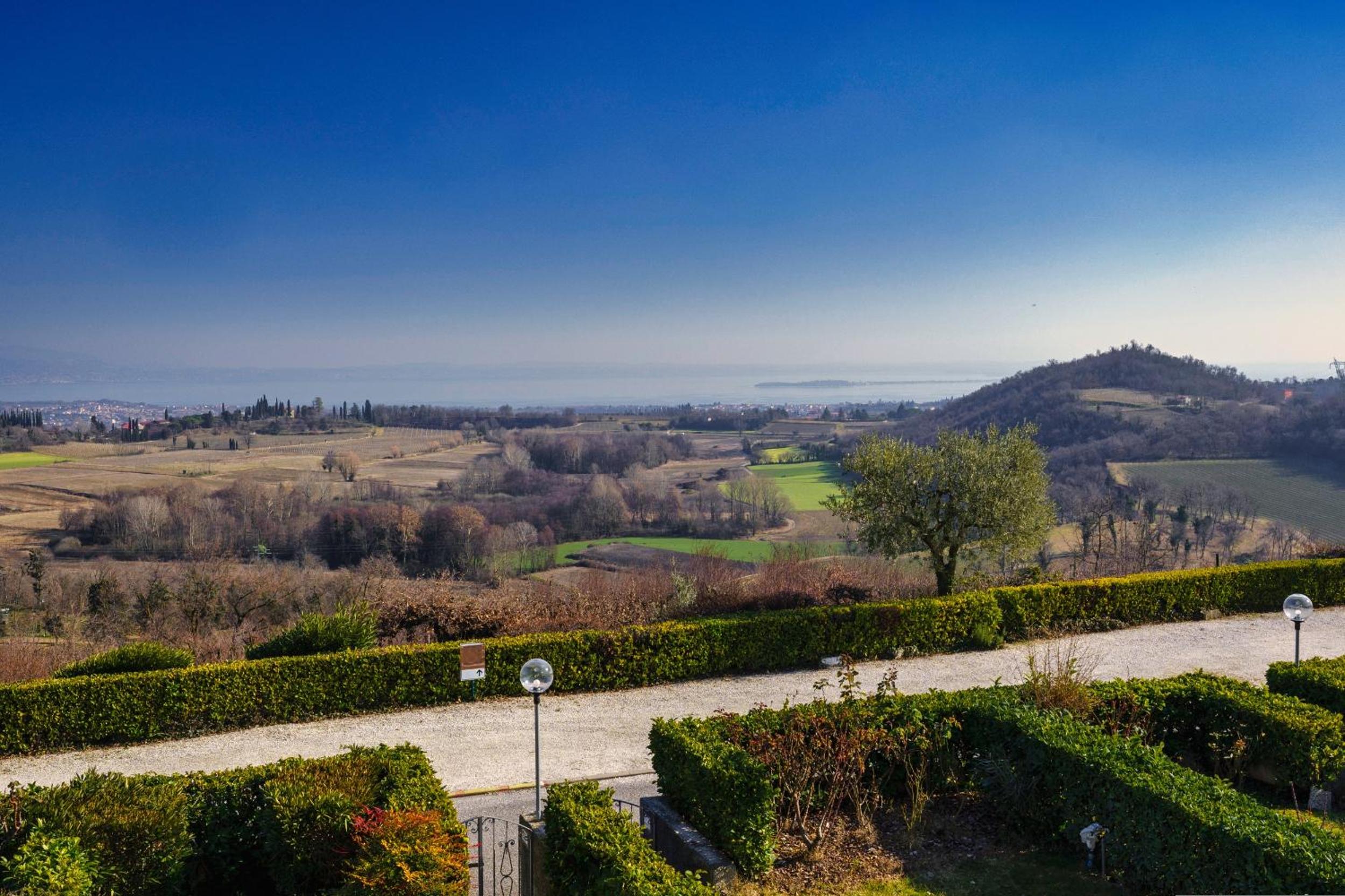 HOST4U - LISA&MAGGIE Pool Apartments with Beautiful View on Lake of Garda