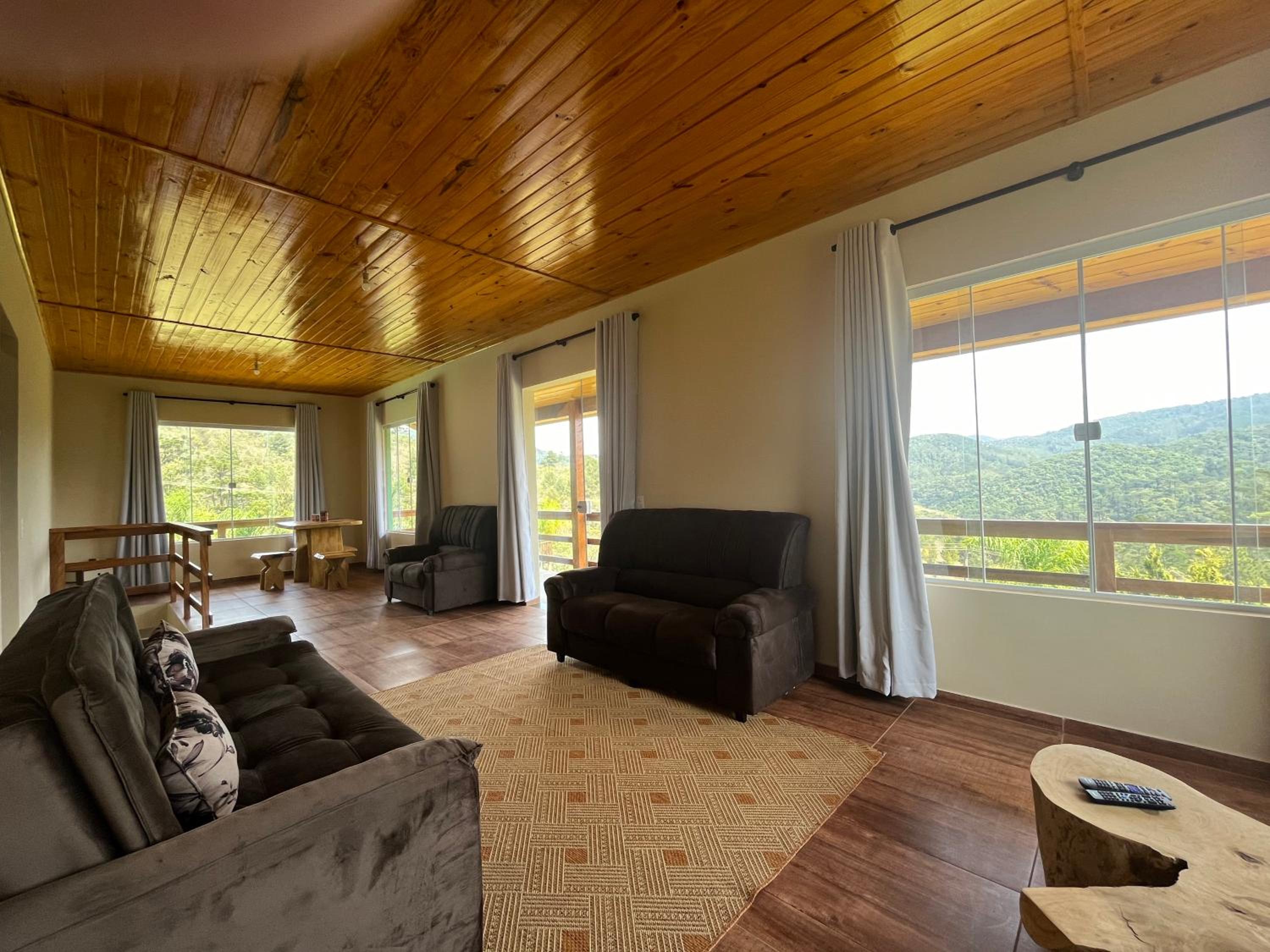 Casa ampla com vista, fogo de chão, área gourmet - 16 min do Capivari