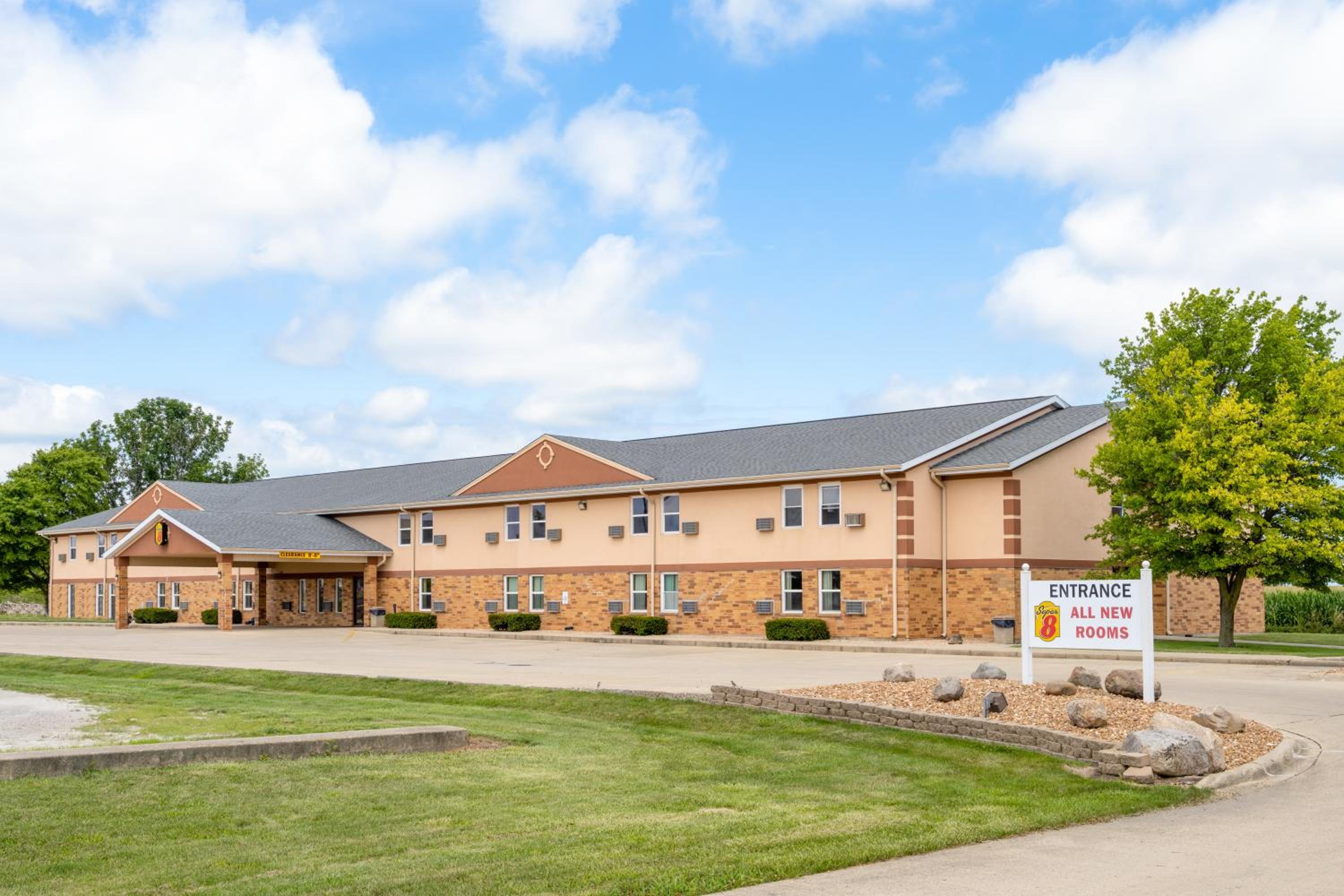 Super 8 by Wyndham Mattoon view 4