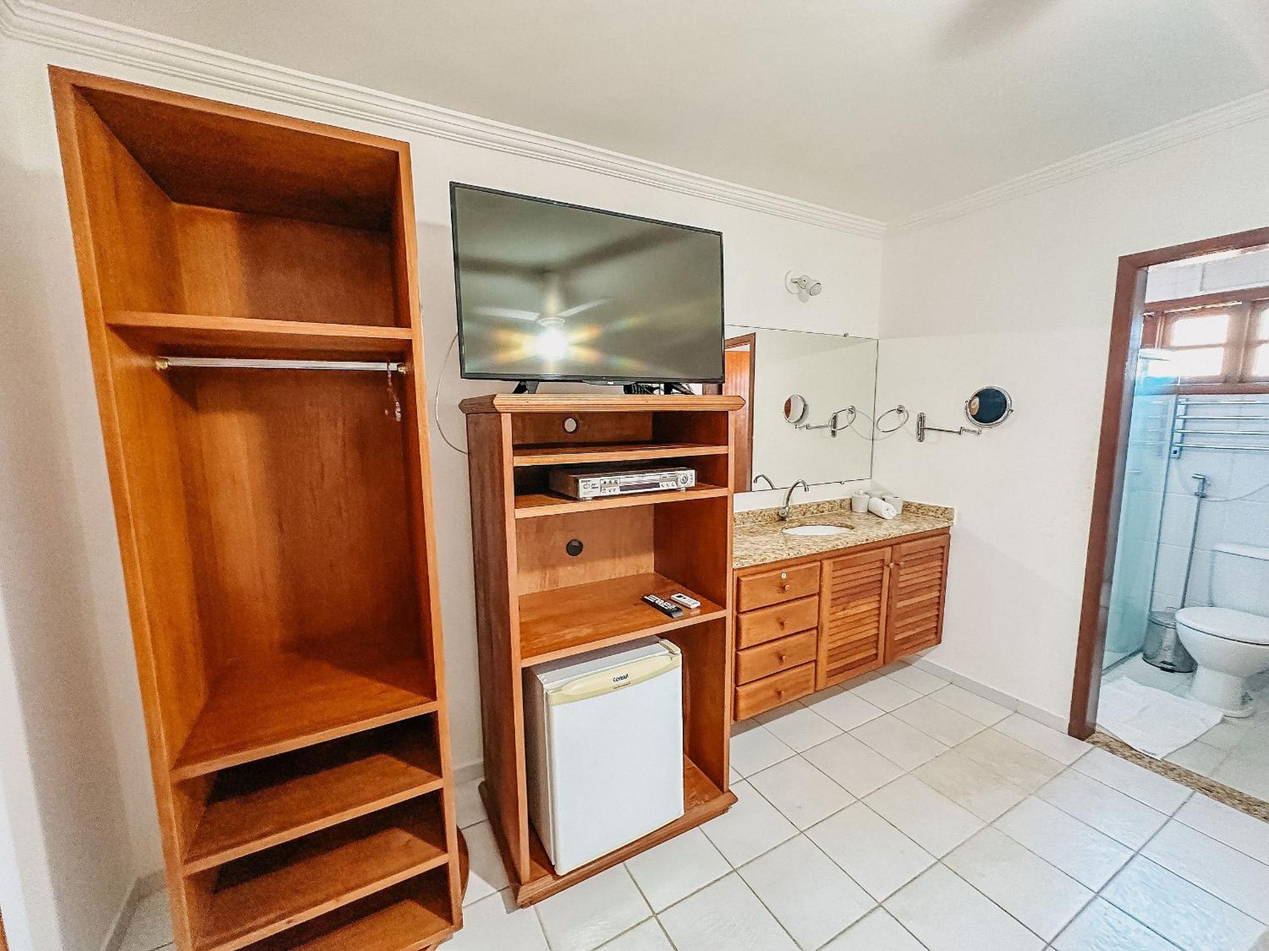 Casas com 2 ou 3 suítes no Residencial Jerusalem 2,frente mar em Coroa Vermelha (BA), condomíonio com piscina, sauna e portaria 24hrs atravessou a rua está
