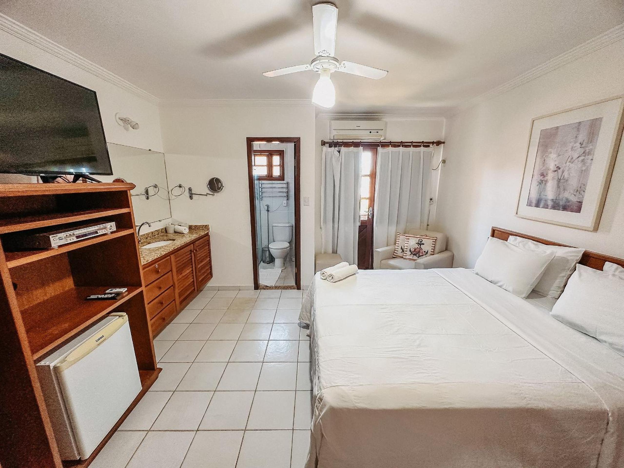 Casas com 2 ou 3 suítes no Residencial Jerusalem 2,frente mar em Coroa Vermelha (BA), condomíonio com piscina, sauna e portaria 24hrs atravessou a rua está