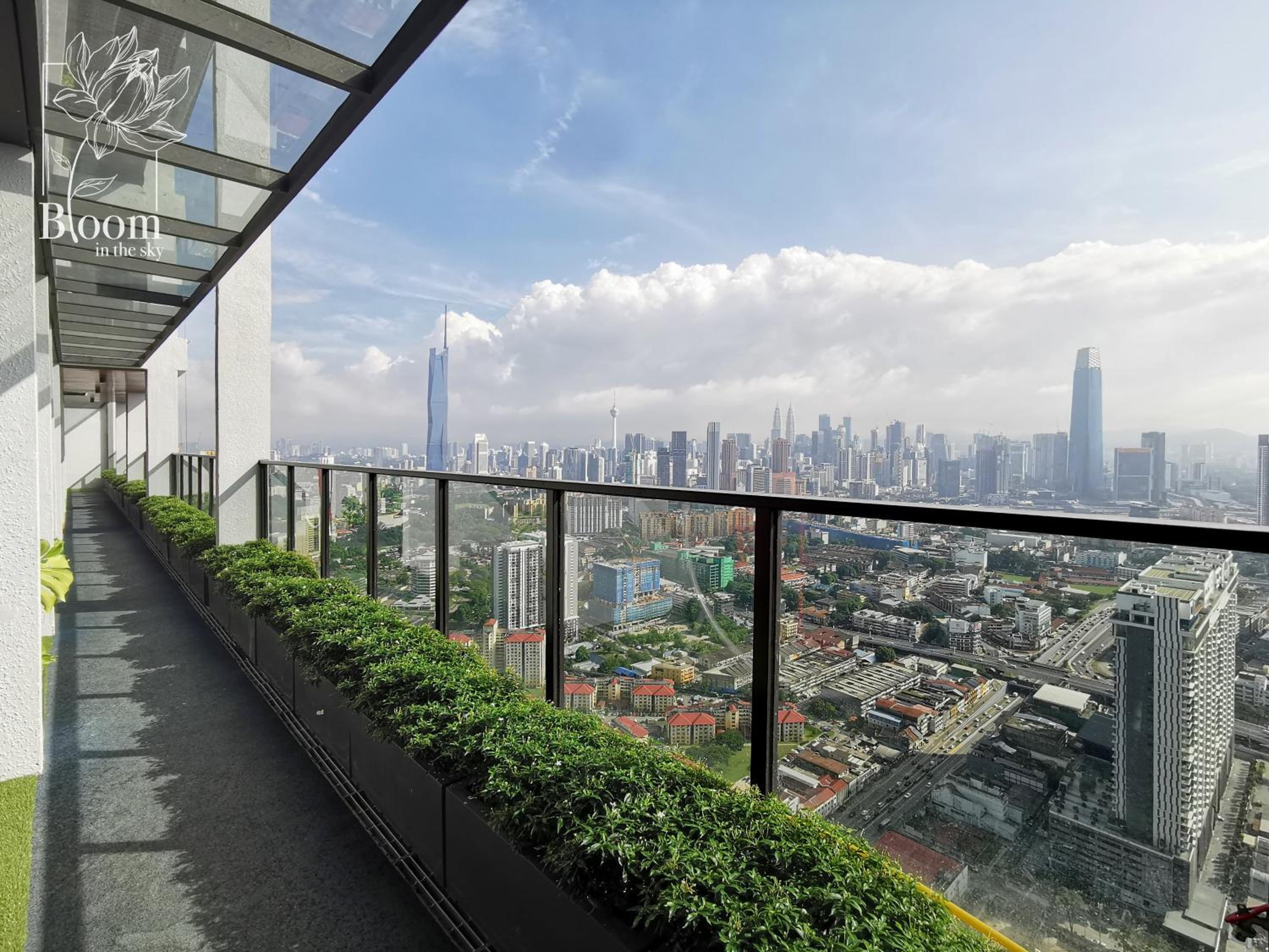 Trion KL High floor Corner Unit Free Parking Near TRX KL Centre and MRT