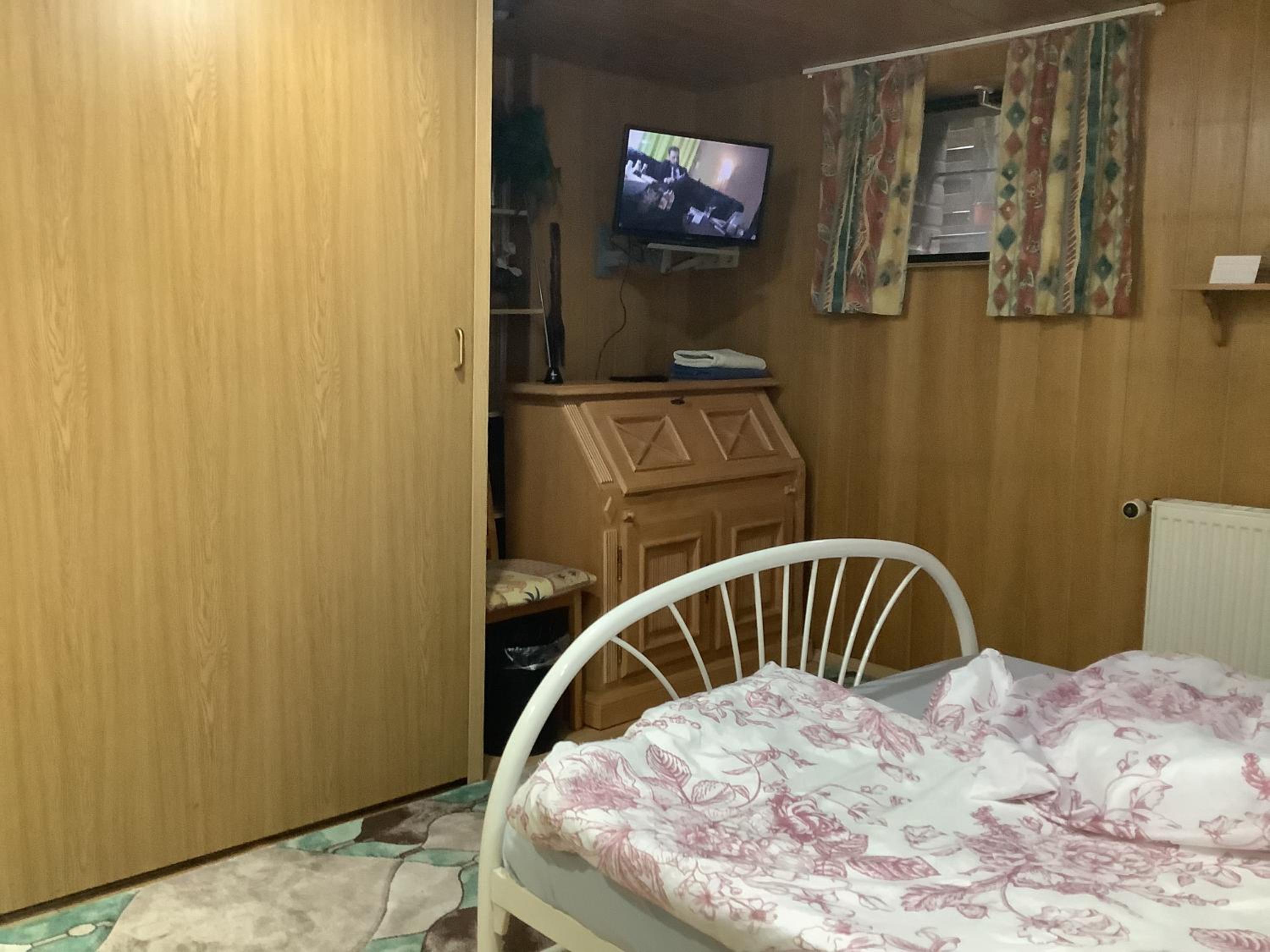 Schönes Doppelbettzimmer im Untergeschoss inkl Parkplatz nach Verfügbarkeit