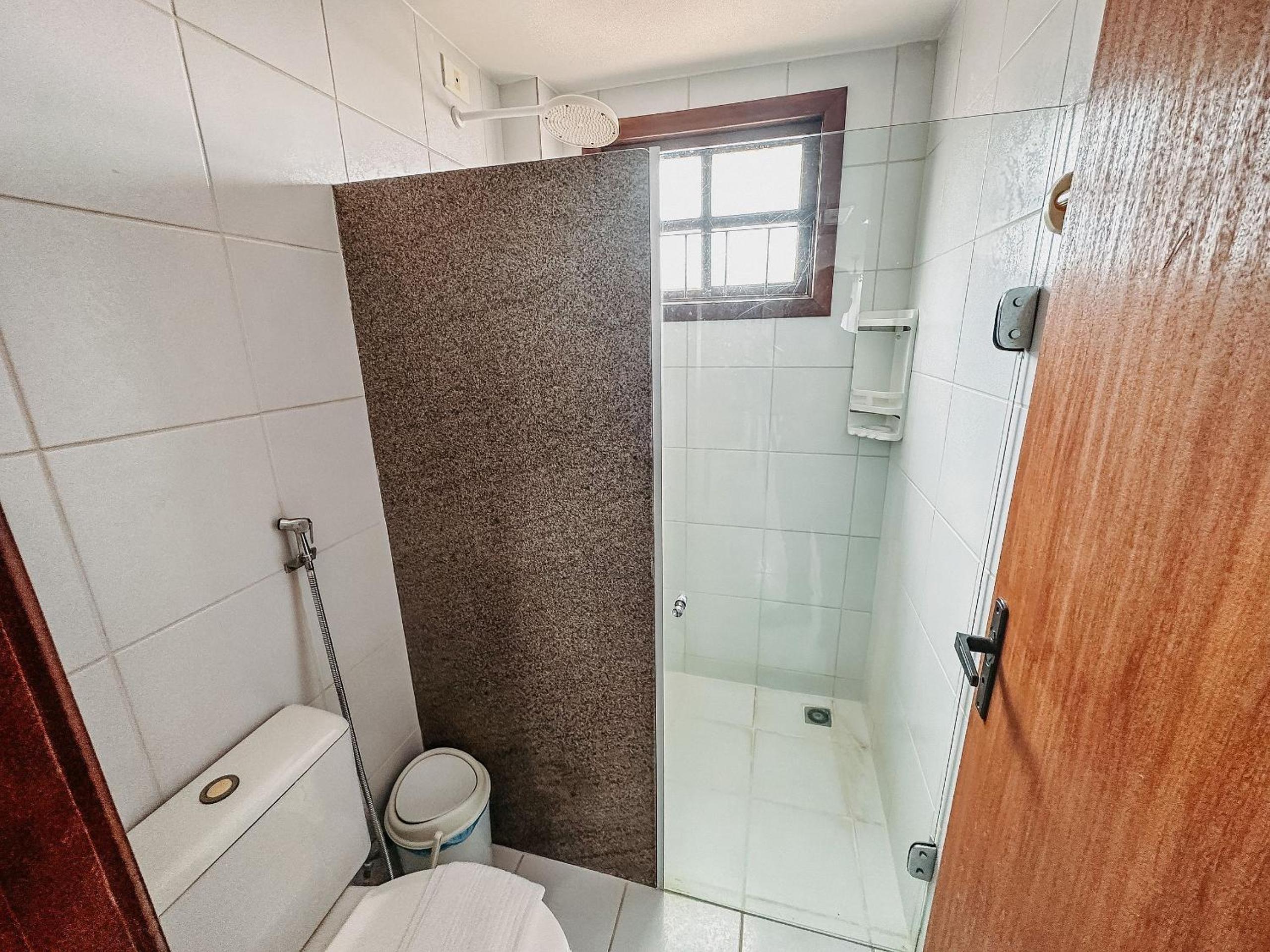 Casas no Residencial Mont Sinai com 2 ou 3 suítes (todas com ar), internet privativa 300MBPS a aproximadamento 250m da Praia de Taperapuã, condomínio com p