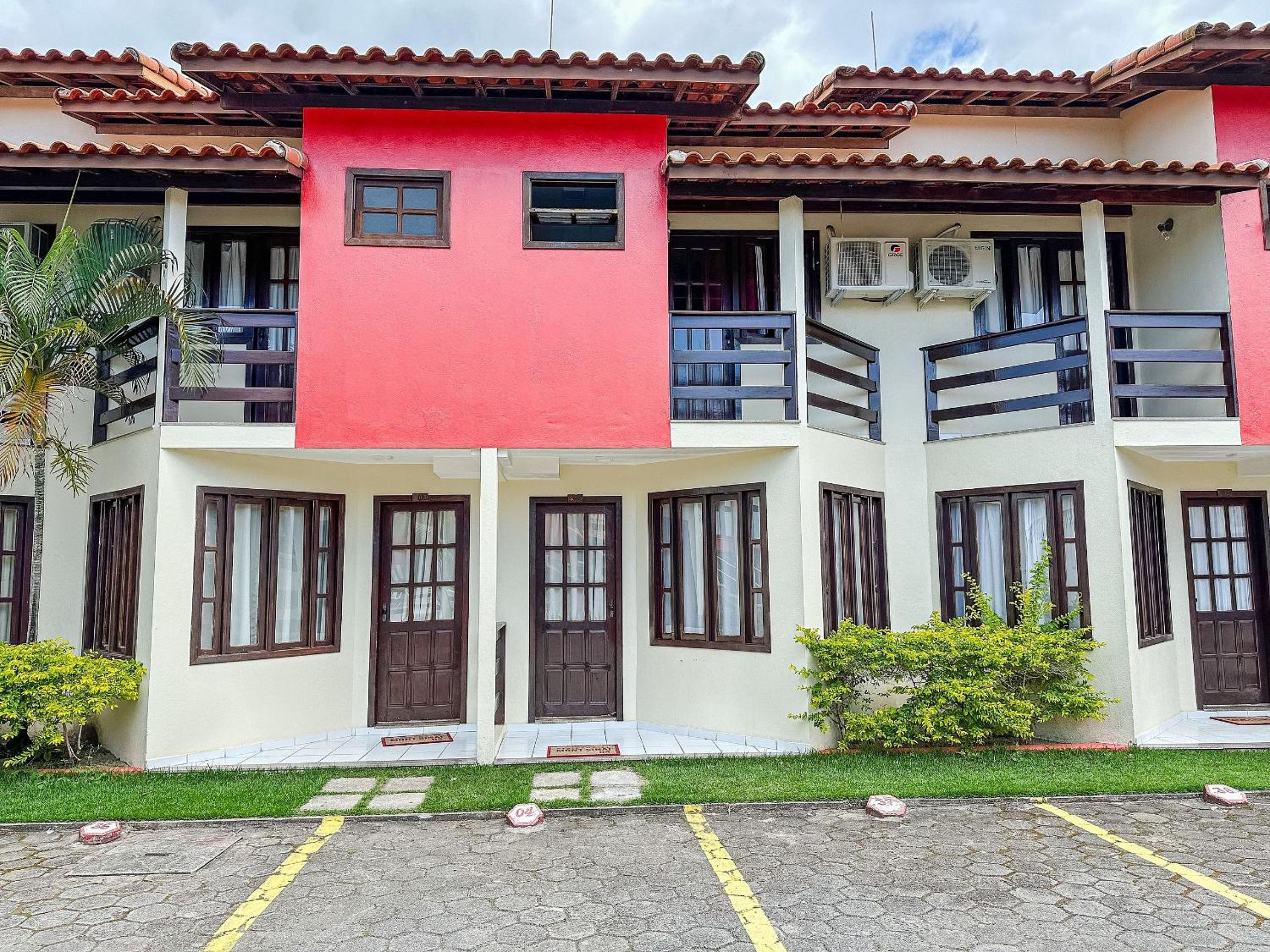 Casas no Residencial Mont Sinai com 2 ou 3 suítes (todas com ar), internet privativa 300MBPS a aproximadamento 250m da Praia de Taperapuã, condomínio com p