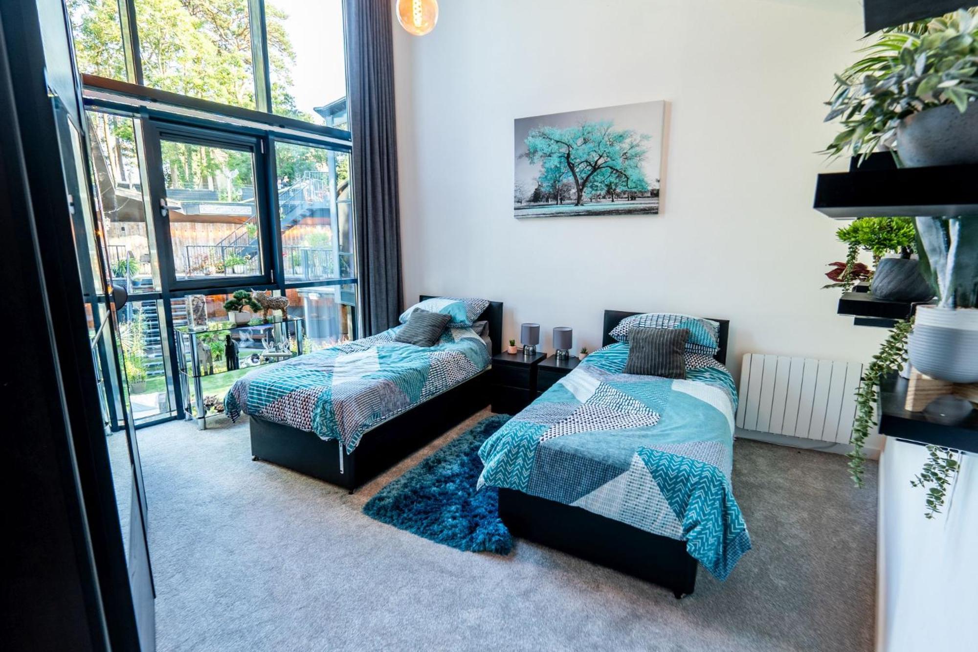 Woolbrook Reservoir - Private Hot Tub & Secure Parking