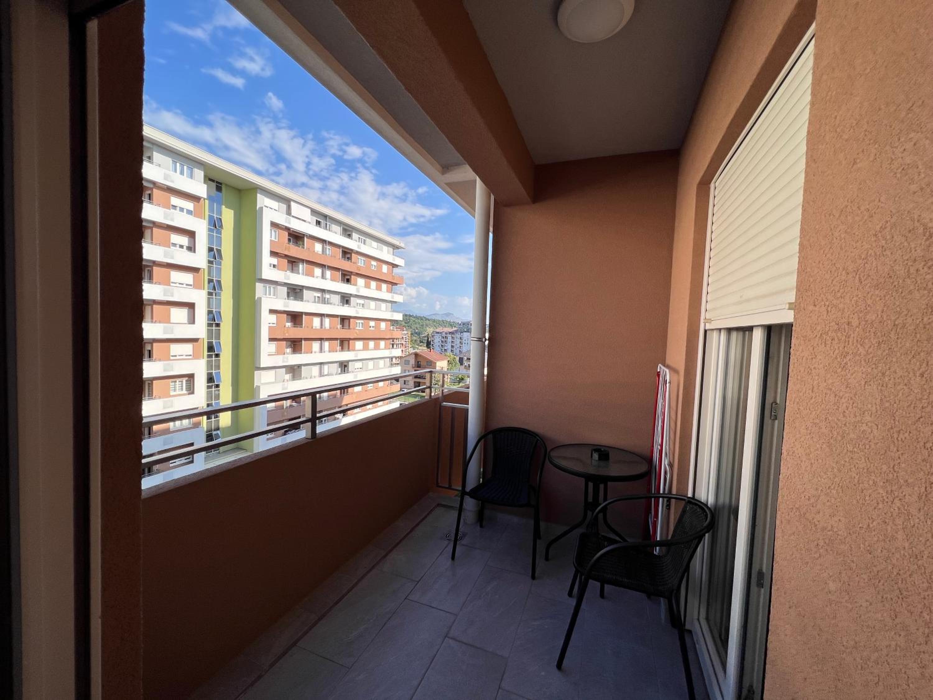 White Homes Apartments • Central Point view 4